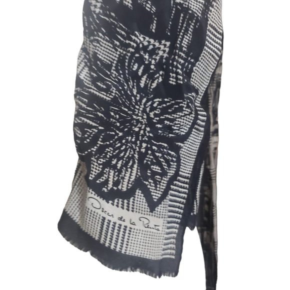 CT830 Oscar de La Renta Black & White Vintage Silk Scarf - Picture 3 of 3